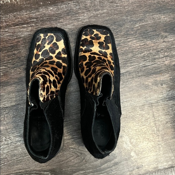 Stylish Leopard and Black Ankle Boots - Picture 3 of 4